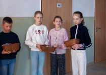 Október,